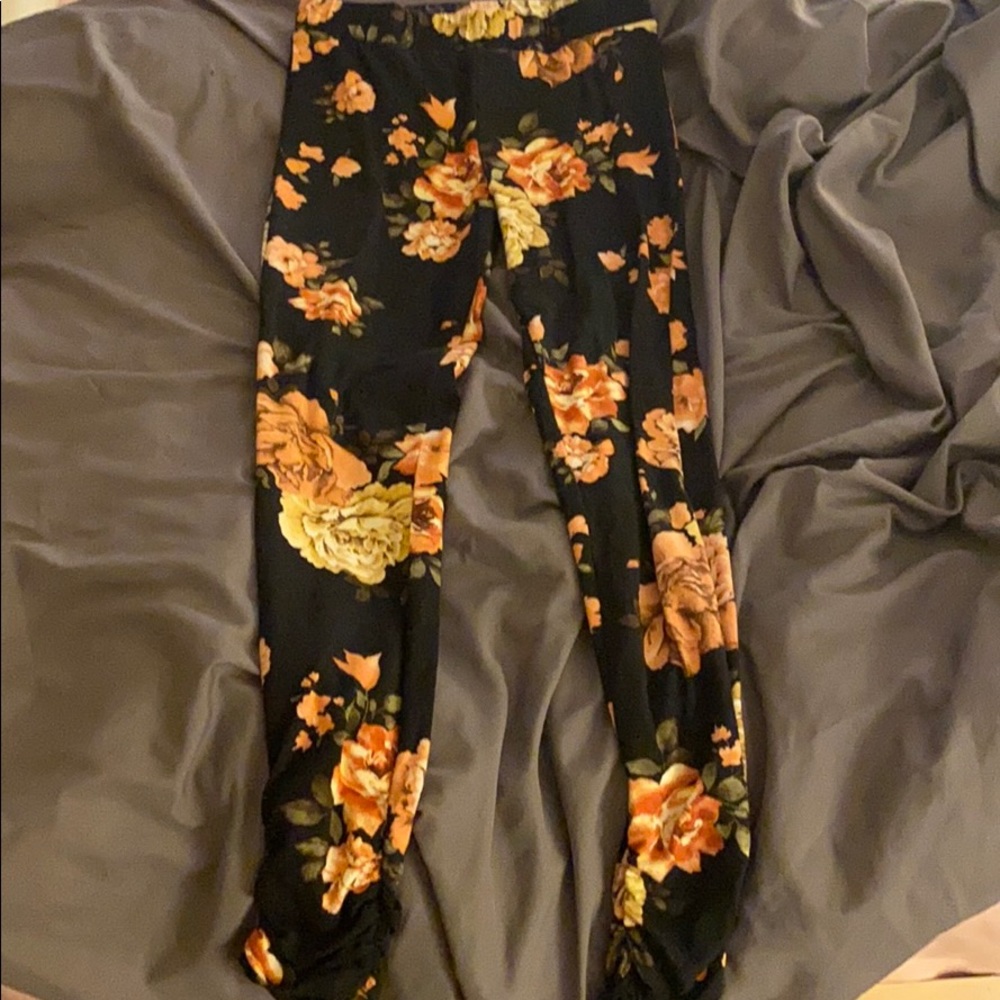 Black floral leggings size S never worn